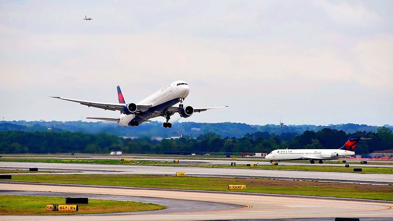 4k | 8 Minutes of Takeoffs and Landings at Atlanta (ATL/KATL) - Plane Spotting