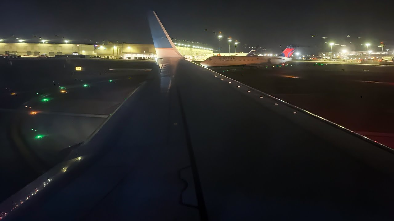 4K | United Airlines Boeing 737-900ER Night Takeoff From Newark Liberty International Airport