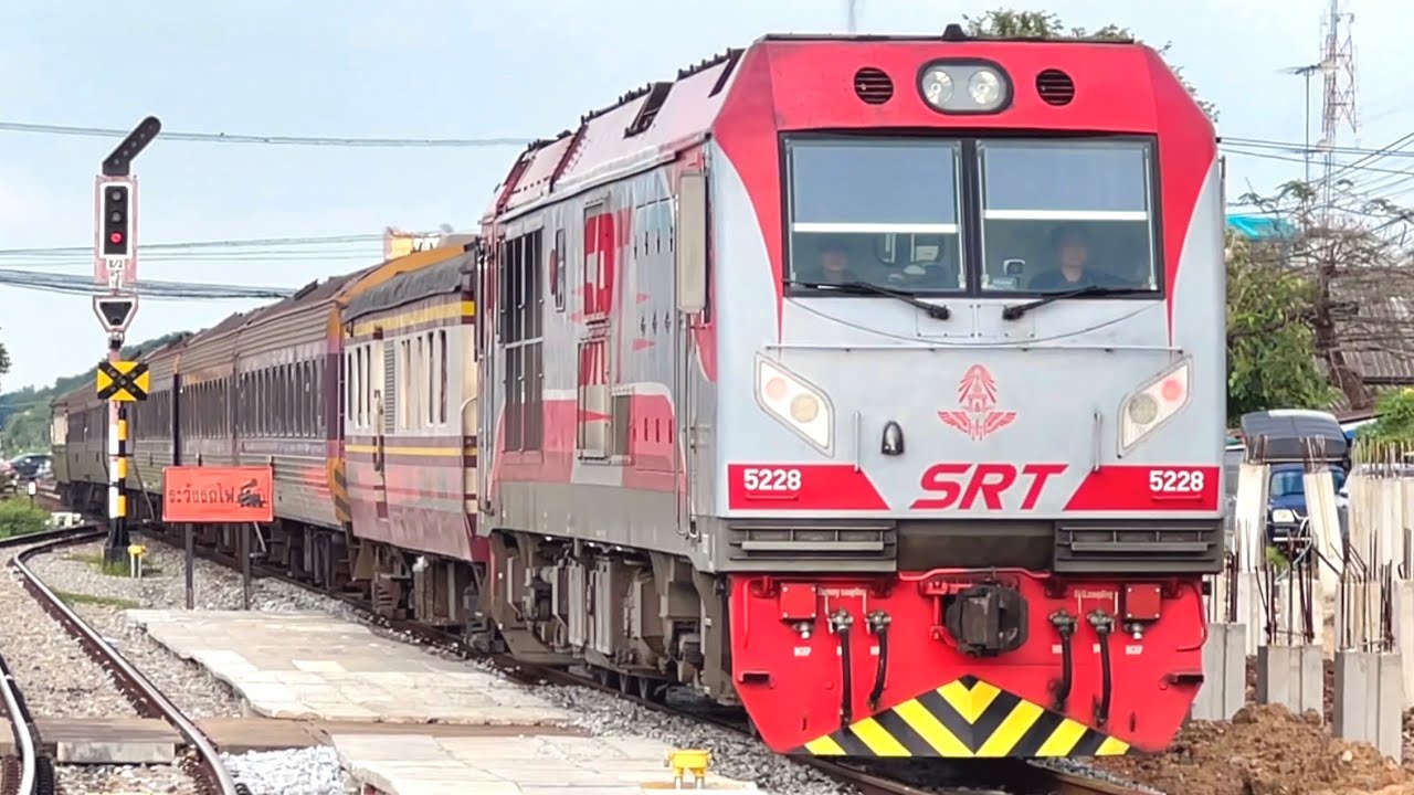SRT. รถไฟไทยยามเย็นถึงค่ำที่สถานีนครปฐม (ใหม่) ตู้เสริมจัดหนักจัดเต็ม ขบวน 778 พ่วงแคร่ BCF มาเลเซีย