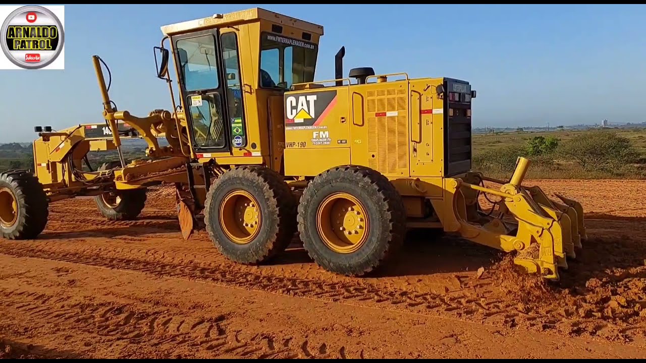 Motoniveladora caterpillar 140k  executando trecho e trator trabalhando valtra BH145