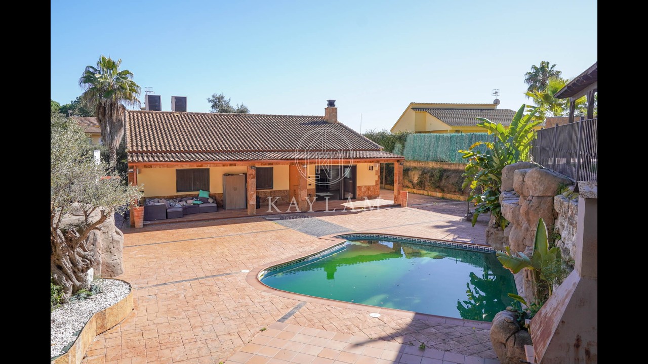 SUMPTUOUS VILLA COMBINING MODERN AND TROPICAL STYLE WITH UNOBSTRUCTED VIEWS AND PREMIUM COMFORT