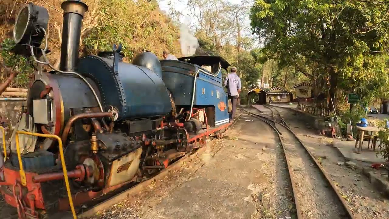 स्टीम इंजन और RONG TONG स्टेशन। DARJEELING HIMALAYAN RAILWAY @RAIRAILFAN