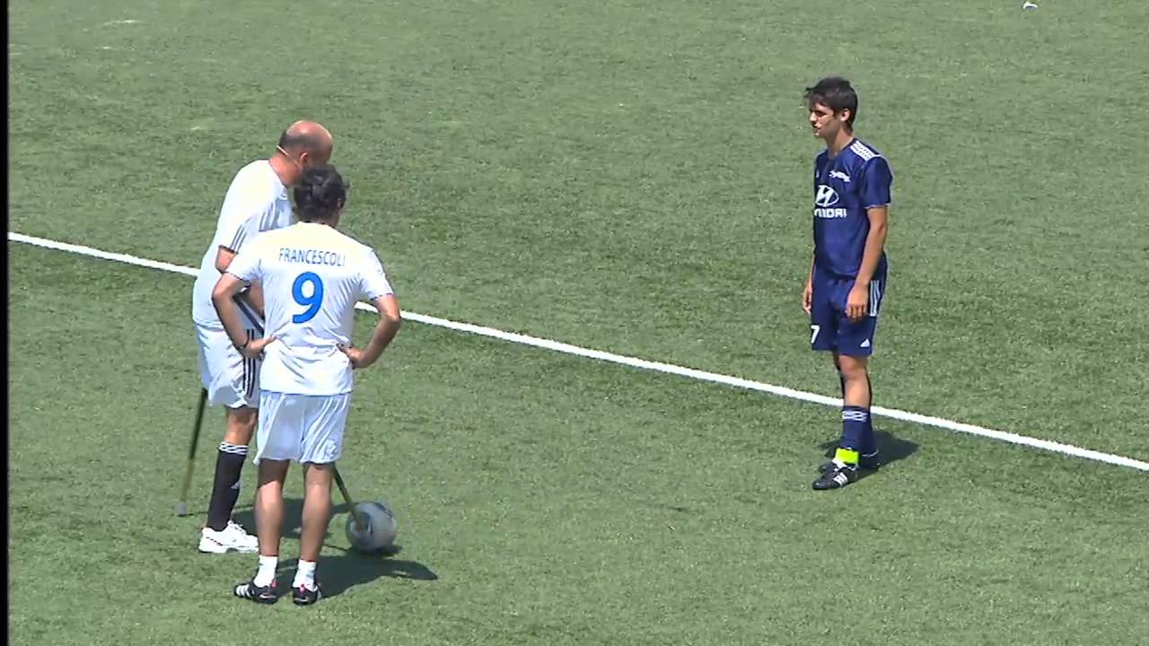 Carrillo perfecciona su control del balón en Cracks