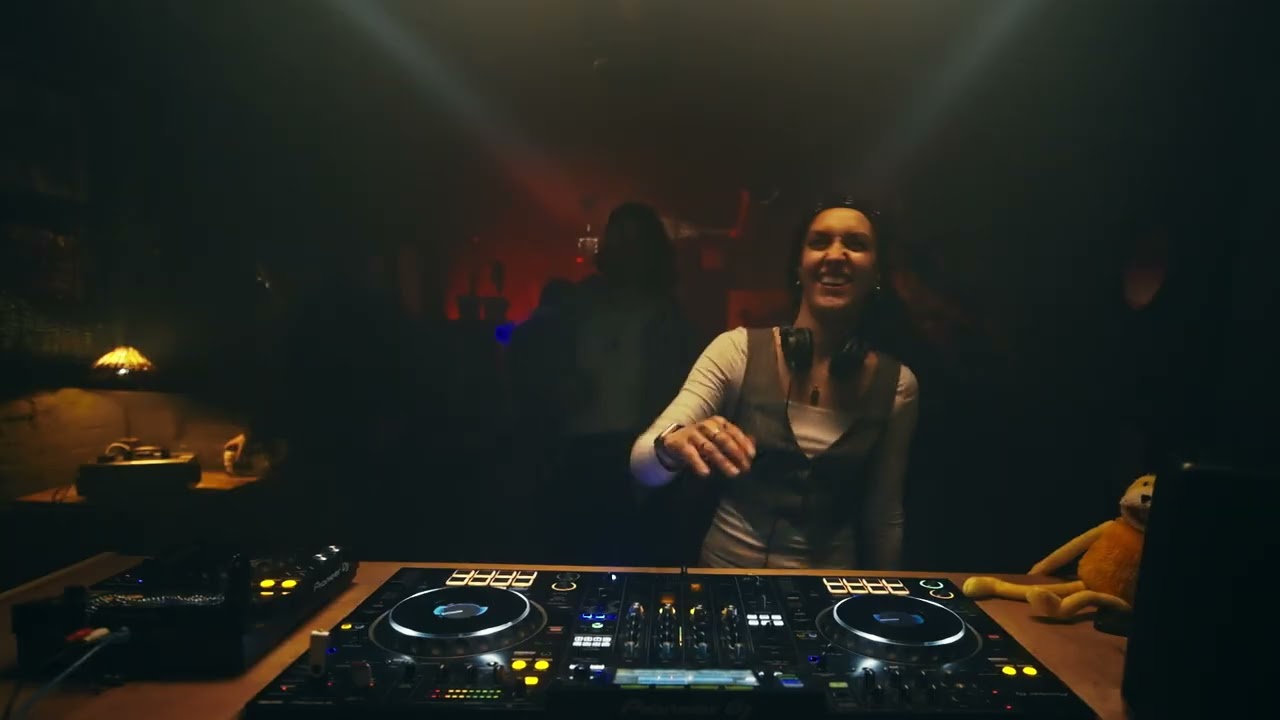 Max Kion | Nan's Basement: London, Shoreditch