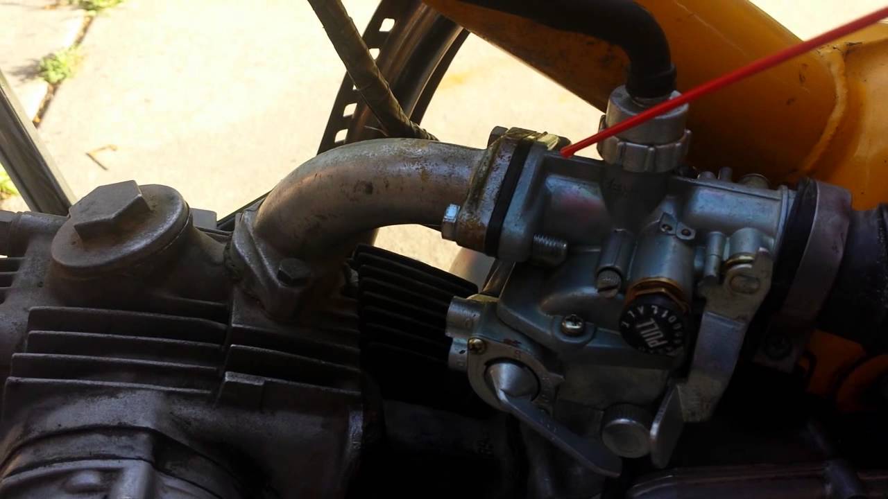 Detecting a carburetor to manifold air leak