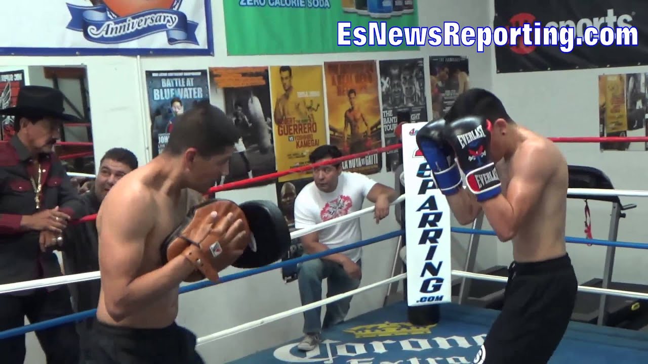 Leo Santa Cruz Showing Sick Power In Mitt Workout -  Esnews Boxing