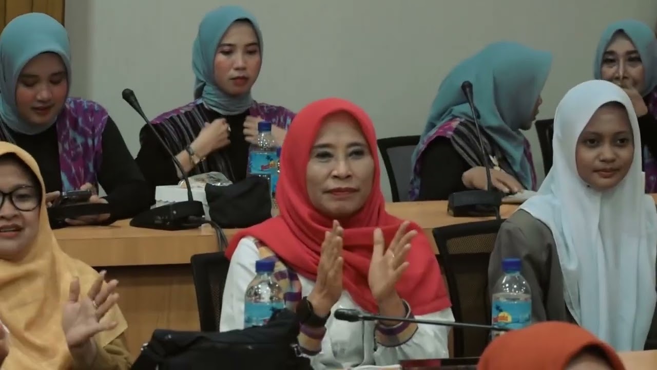 Penampilan Dharma Wanita Persatuan (DWP) Dinas Sosial NTB dalam lomba Nyanyi