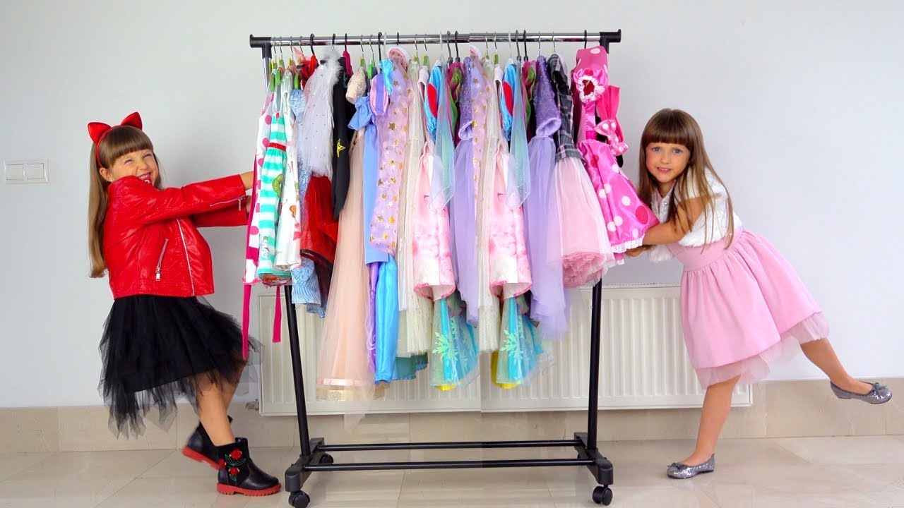 Ксюша и Ксения меряют платья