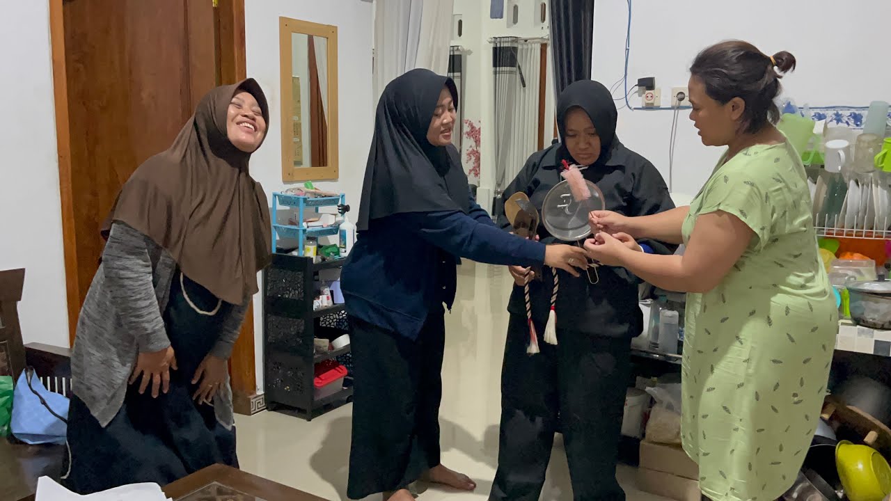 PRANK BAJU LEBARAN BARU UNTUK INTAN ♥️🤣