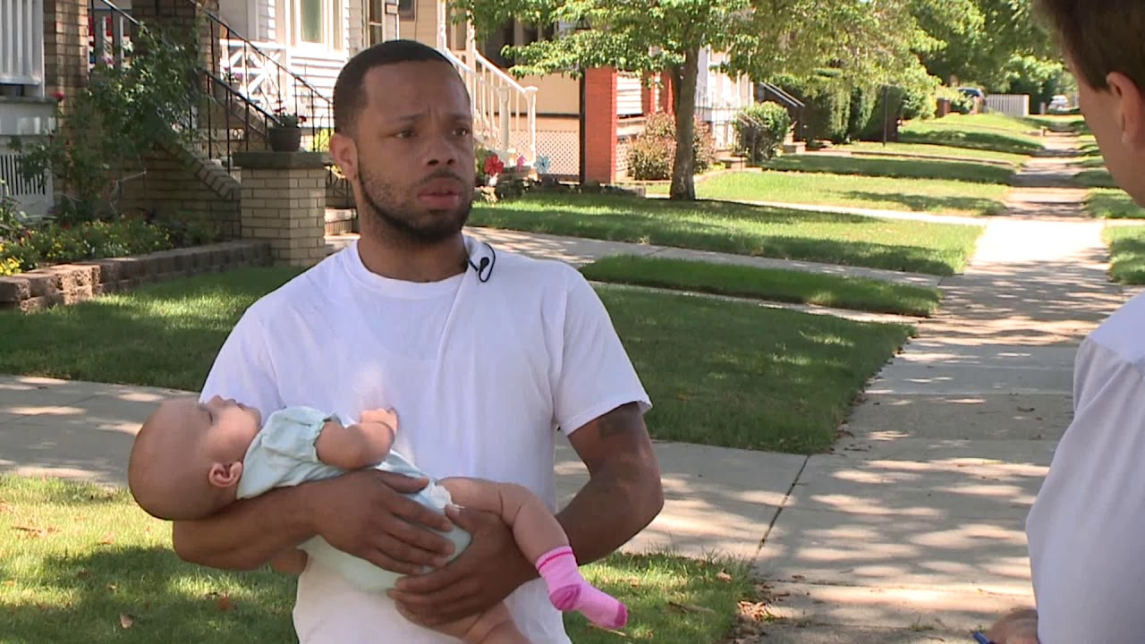 Officer confronts worker who said `I don`t serve cops`