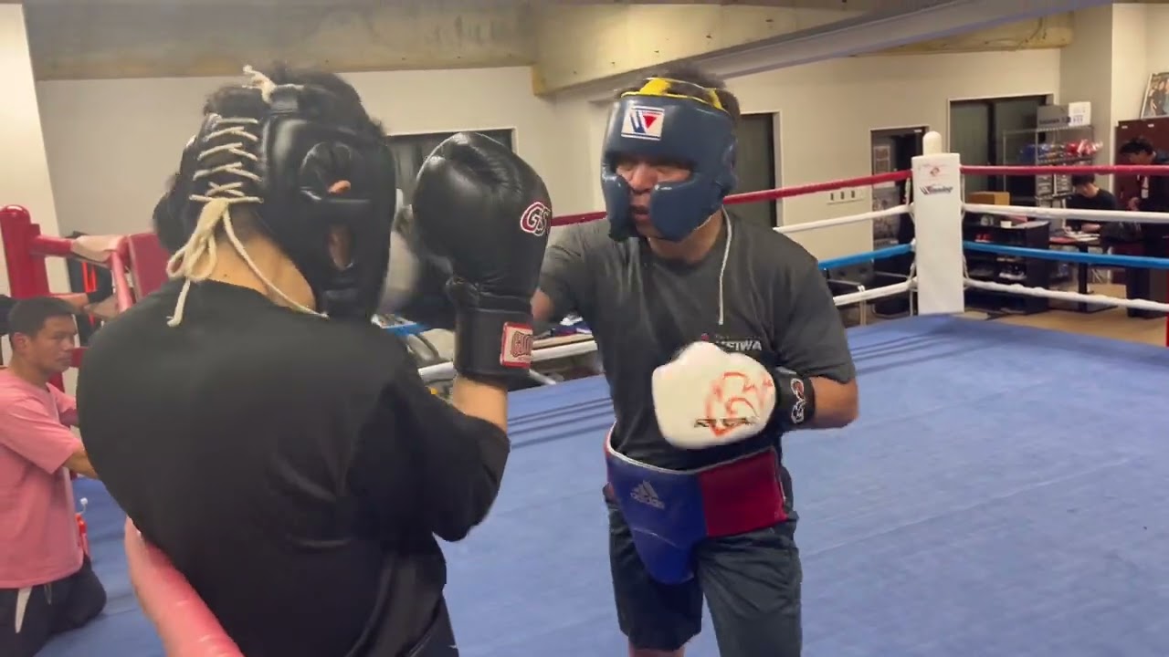 トレーナーさん相手に黒グローブのベテラン会員さんがマススパー。久々でなかなかしんどそうも、するどいパンチをだしていました。