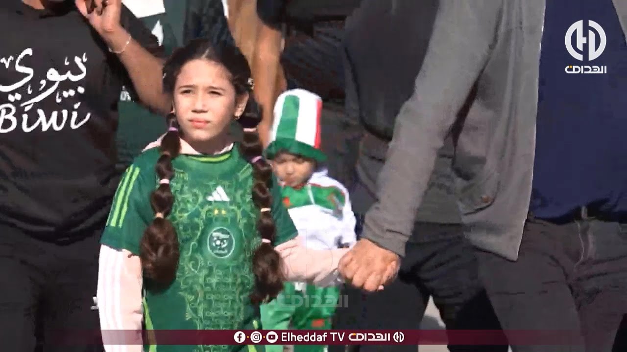 توافد الجماهير على ملعب حسين آيت أحمد قبل لقاء الخضر وليبيريا