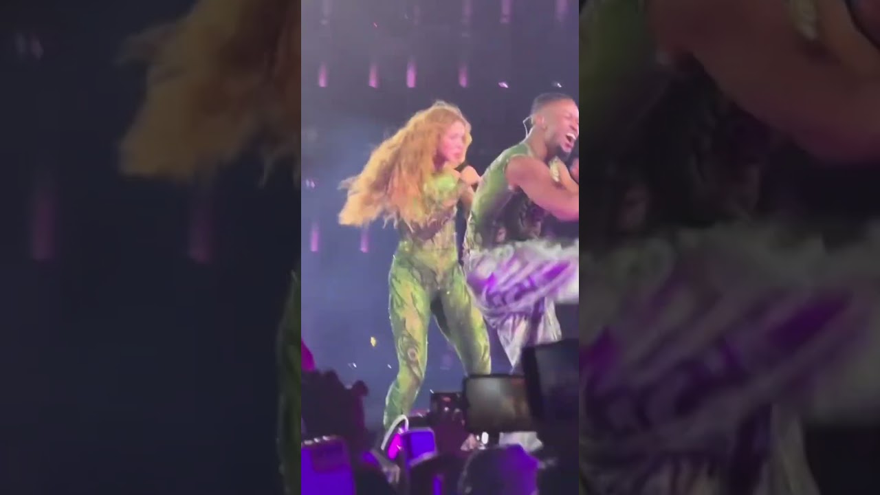 Shakira - Vol.53 (Live In Z&oacute;calo) #Shakira #LMYNL #LMYNLWorldTour #LMYNLWorldTourZocalo 🎥: jesusskp