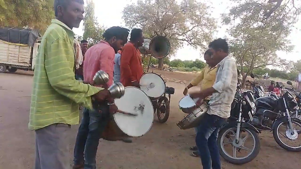 kombdi palali Saraswati band nalni