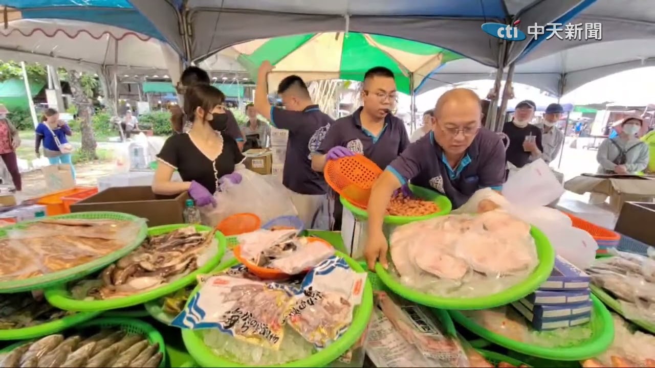 「【中天朋友圈｜港都小孟】 最厲害的叫賣直播 各式海鮮.肉品跳樓大拍賣 讓你看的爽快 買的痛快 ｜高雄興達港 20230723 @CtiTv」的副本