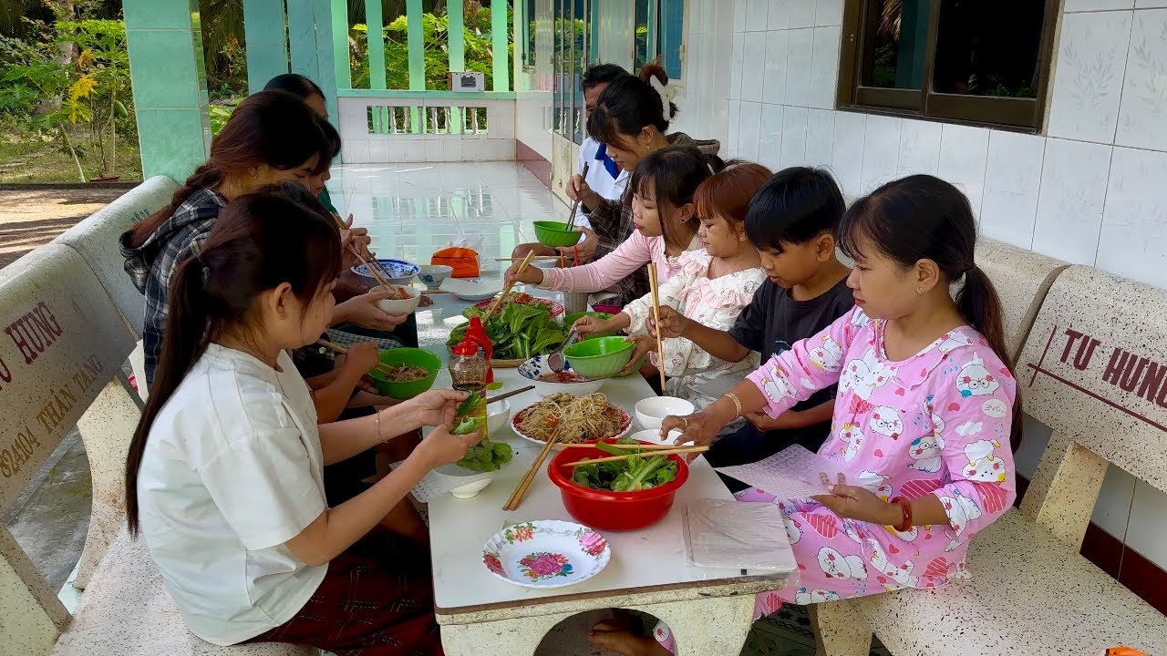 C&ocirc; Chủ Nhỏ ph&aacute;t hiện Huy T&iacute; Hon thay đổi vượt bậc - Ba v&agrave;o bếp l&agrave;m hủ tiếu x&agrave;o đ&atilde;i c&aacute;c con