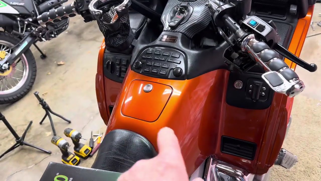Замена воздушного фильтра на моем Honda GL1800 Goldwing 2002 года выпуска — #honda #motorcycle #a...