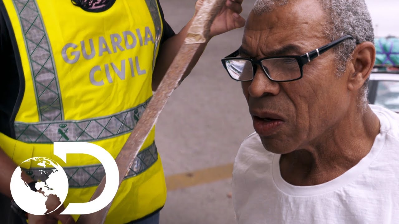 Homem tenta sair da Espanha com facão gigante | Controle de Fronteiras | Discovery Brasil