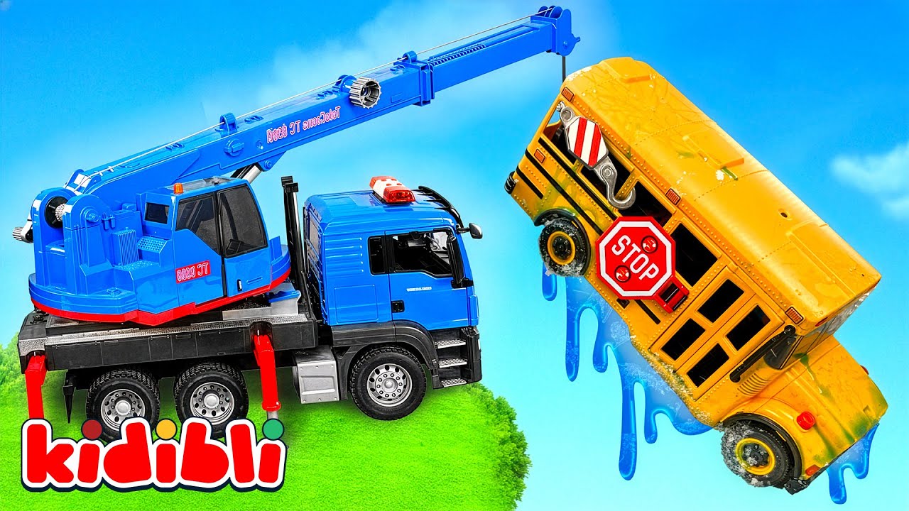 Großer Schulbus-Unfall! Feuerwehr und Rettungsfahrzeug im Einsatz 🚌 Spielzeug für Kinder | Kidibli