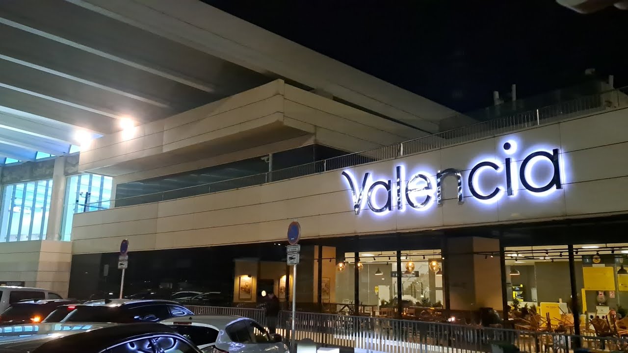 Aeropuerto de Valencia (Manises) - Terminales de Llegadas y Salidas - Aviones en pista