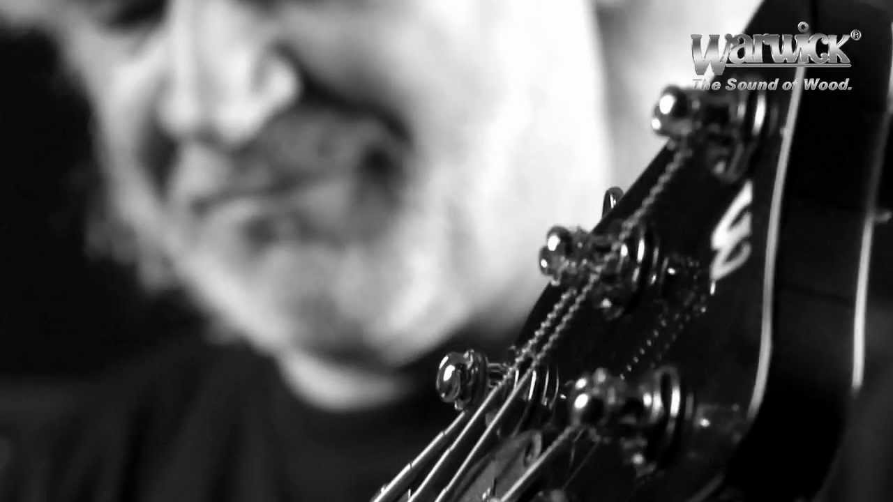 Wolfgang Schmid und sein Warwick Star Bass II