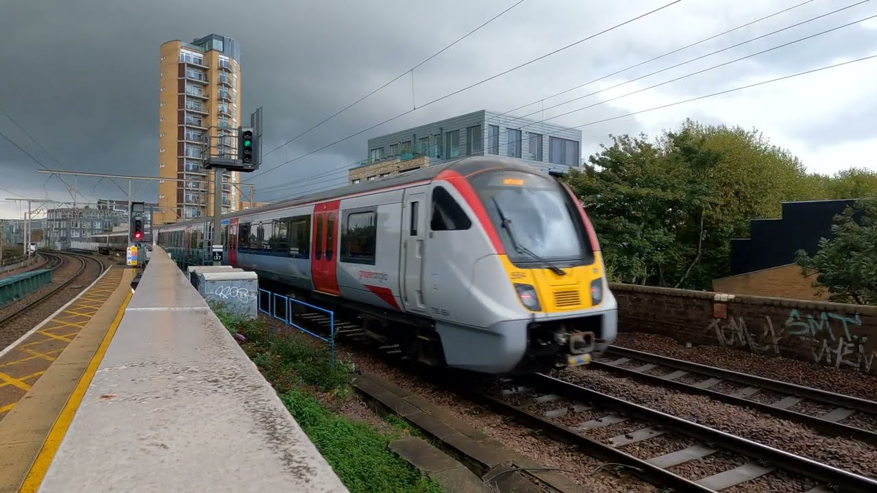 Trains at London Fields station