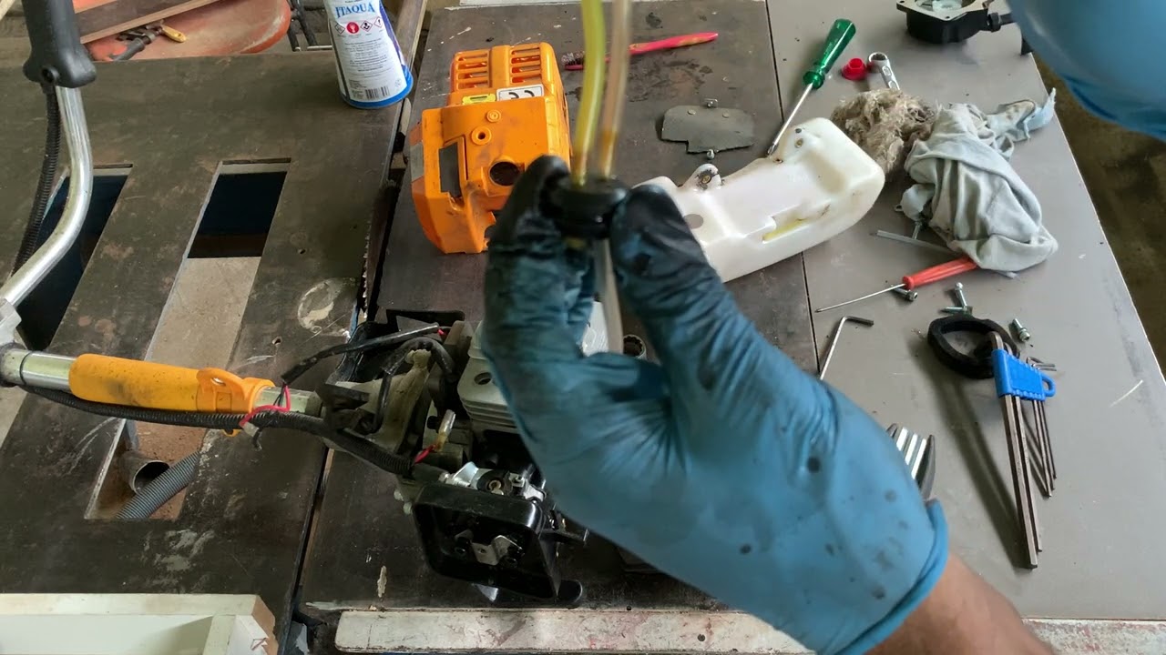 Roçadeira a gasolina vazando gasolina combustivel pela borracha do resevatorio tanque