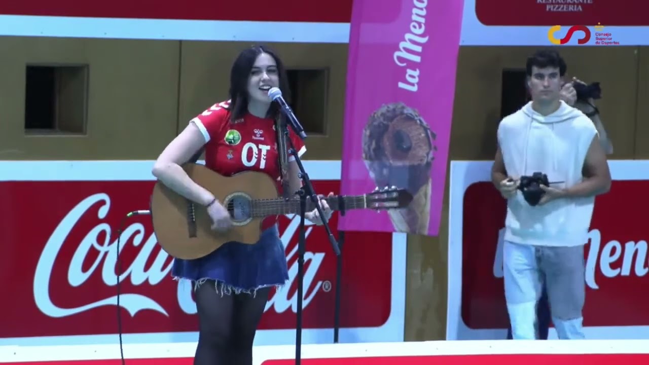 Chiara Oliver cantando Escriurem en Menorca (13/04/2024)
