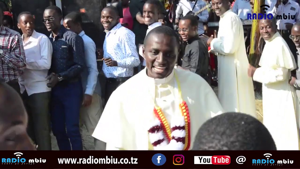 Mafratel Bukoba watoa burudani ya Kidedea kwa Padre mpya/  Umelamba goma