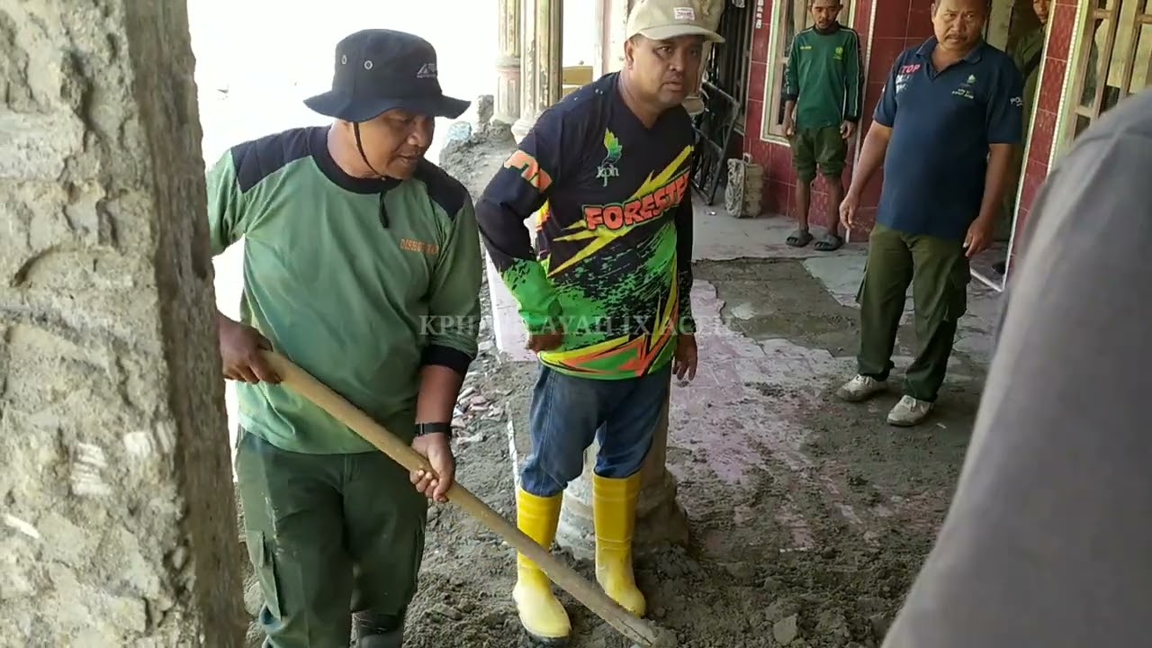 Relawan KPH Wilayah IX Aceh Bekerja sama membersihkan Rumah warga part 3