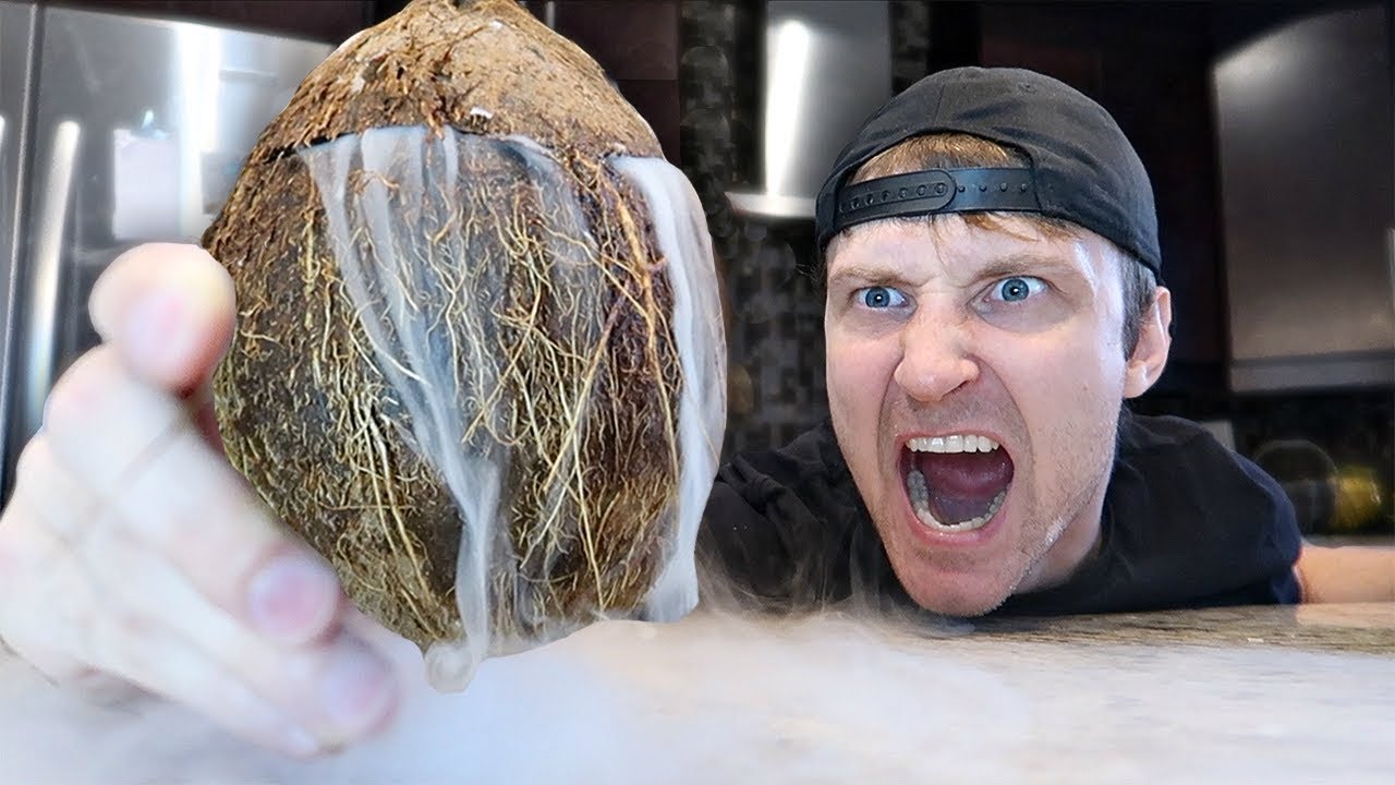 БЕЗУМНЫЙ ЭКСПЕРИМЕНТ С СУХИМ ЛЬДОМ И КОКОСОМ (МОЩНЫЙ ВЗРЫВ)