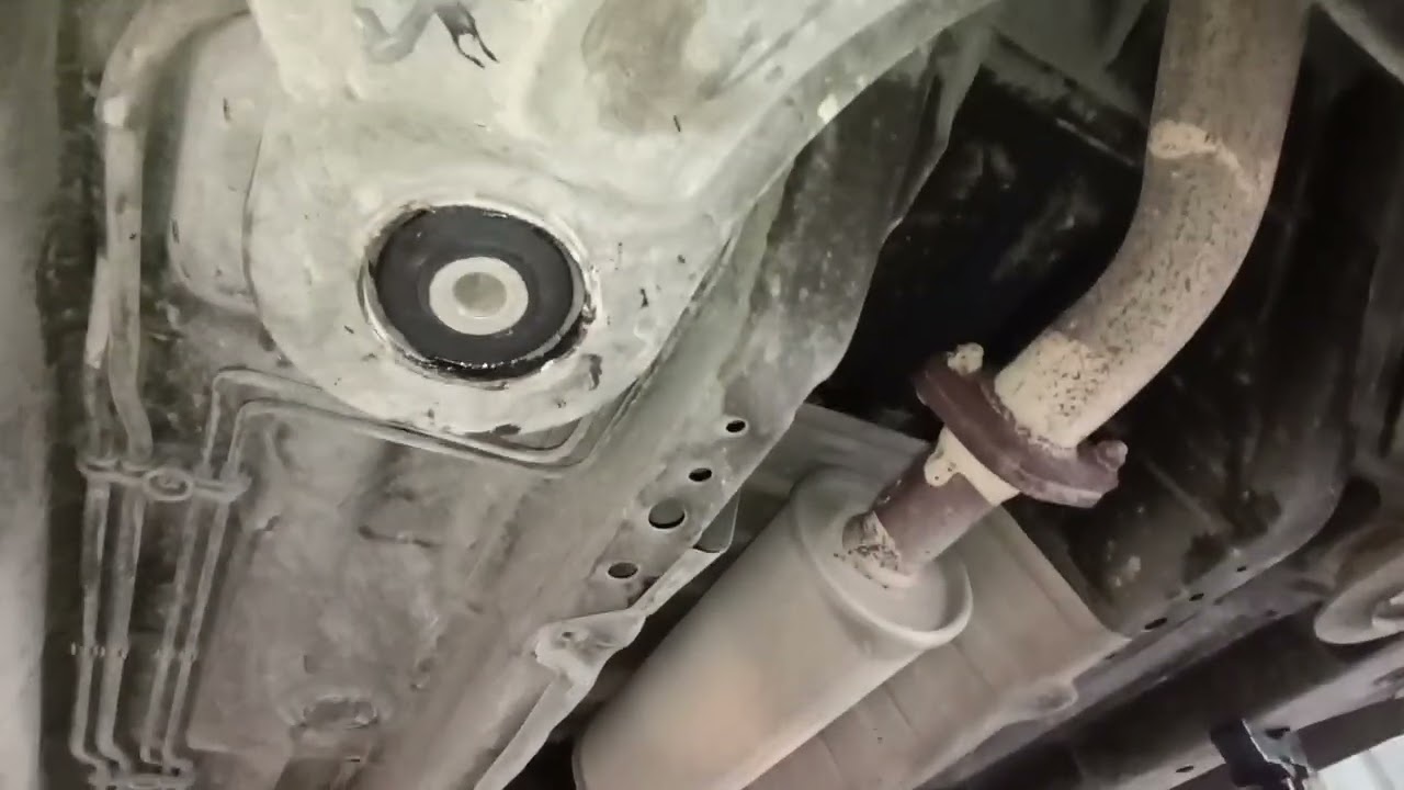 aveo 2008 jala hacia un lado al frenar y al lado contrario al acelerar. cambio de bujes de puente.