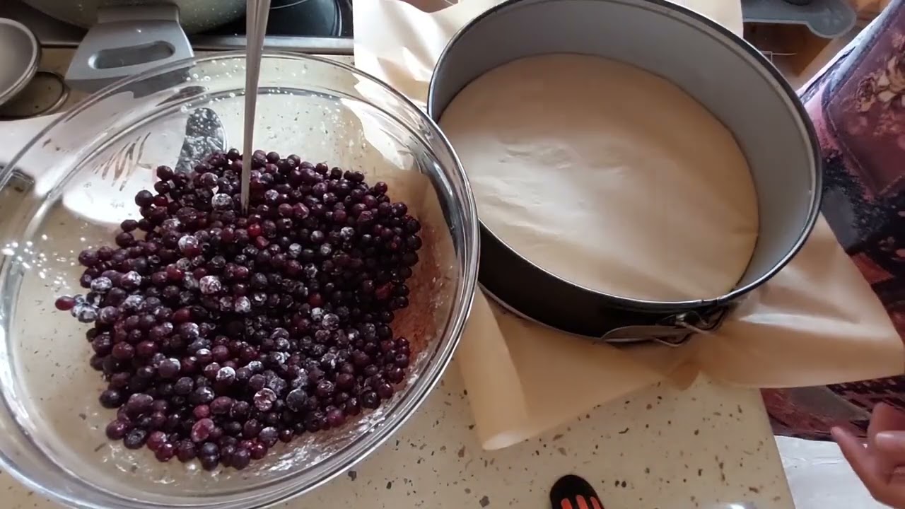 Насыпной пирог с творогом и голубикой или черникой, рекомендую 