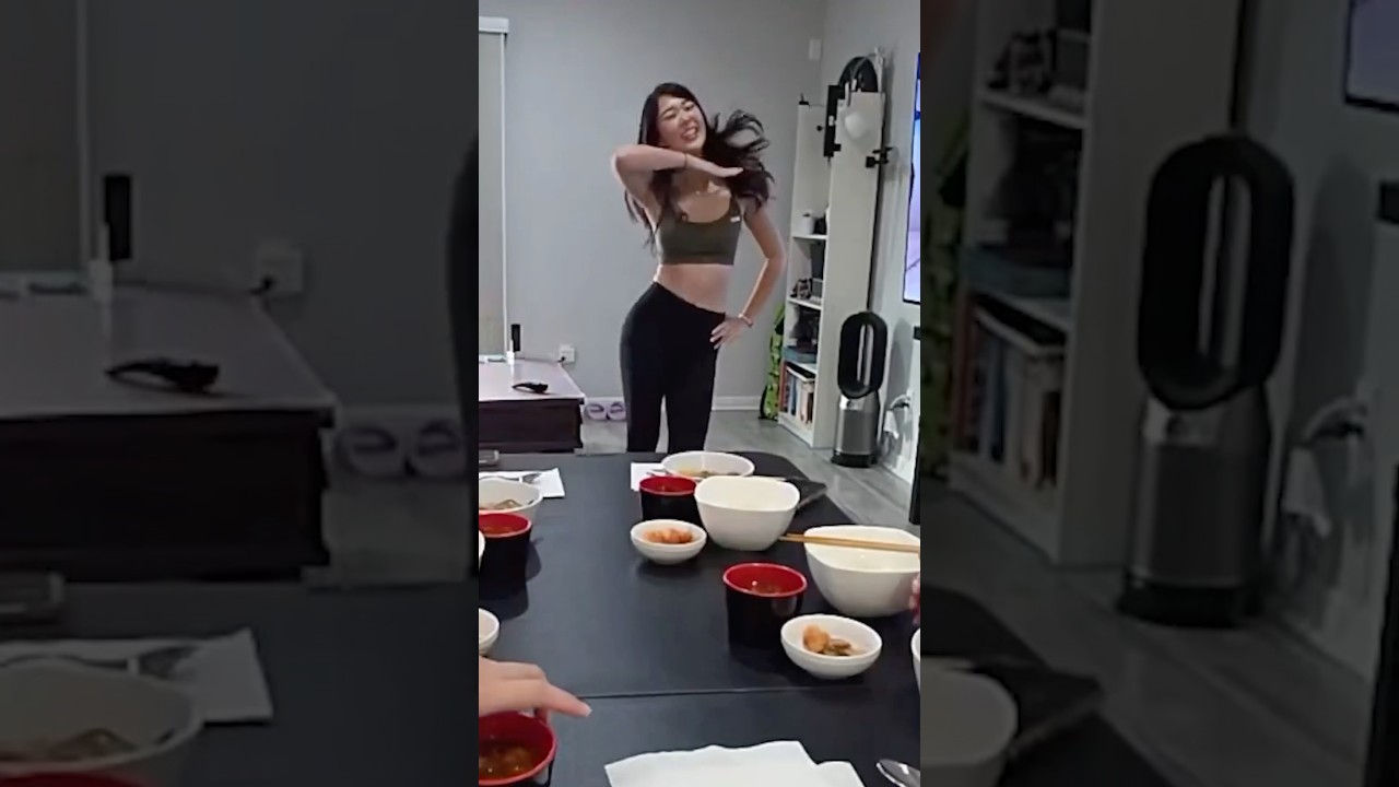 ExtraEmily dances to Twice in front of us.. #extraemily #mayahiga #twice #dance #twitch #shorts