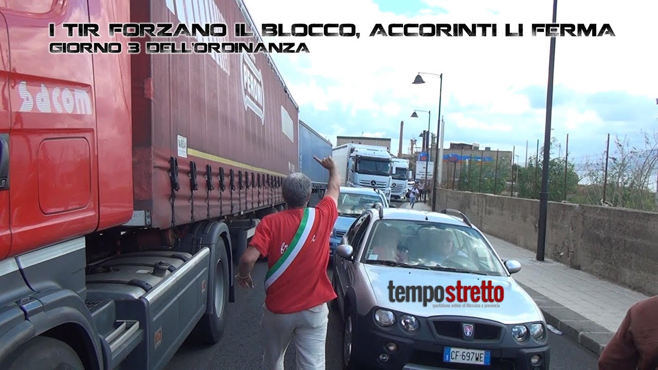 23 07 2014 I Tir forzano il blocco Accorinti li ferma