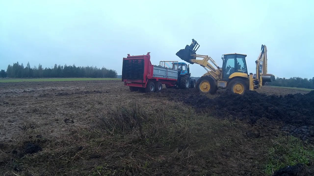 Załadunek i rozwożenie osadu z oczyszczalni, Pronar ,Rozrzutnik  Roltrans, Koparko ładowarka Komatsu