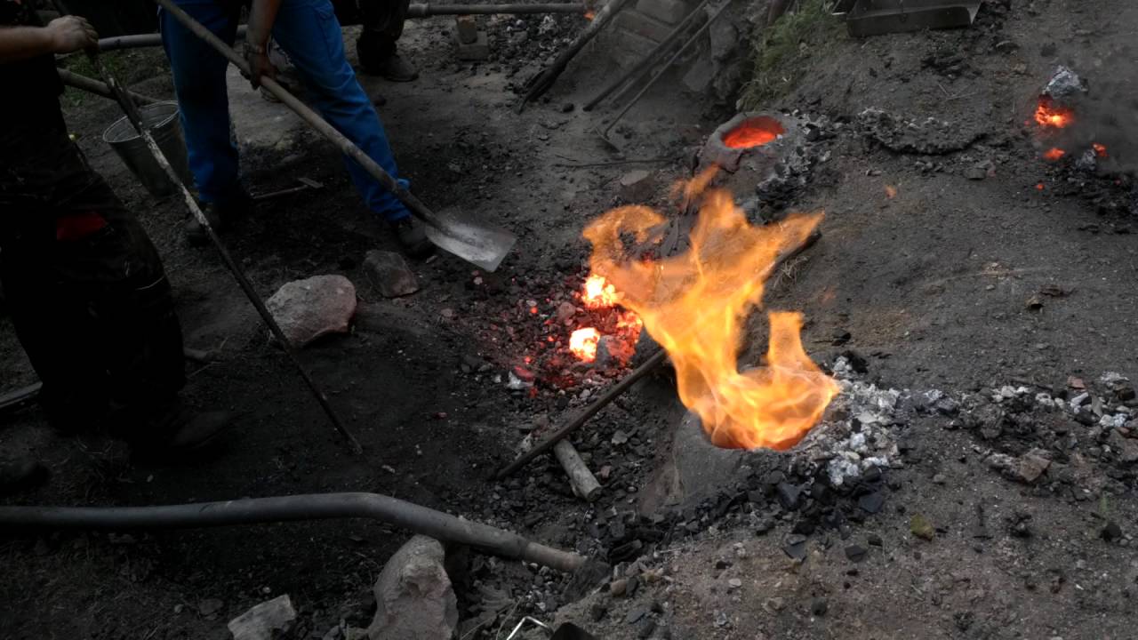 Přímá výroba železa vyjmutí houby z pece a kování