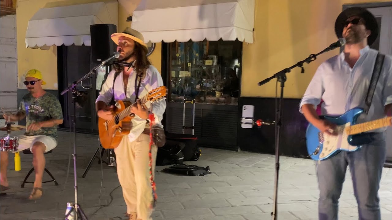 Quattro artisti di strada cantano Marina in versione rock!