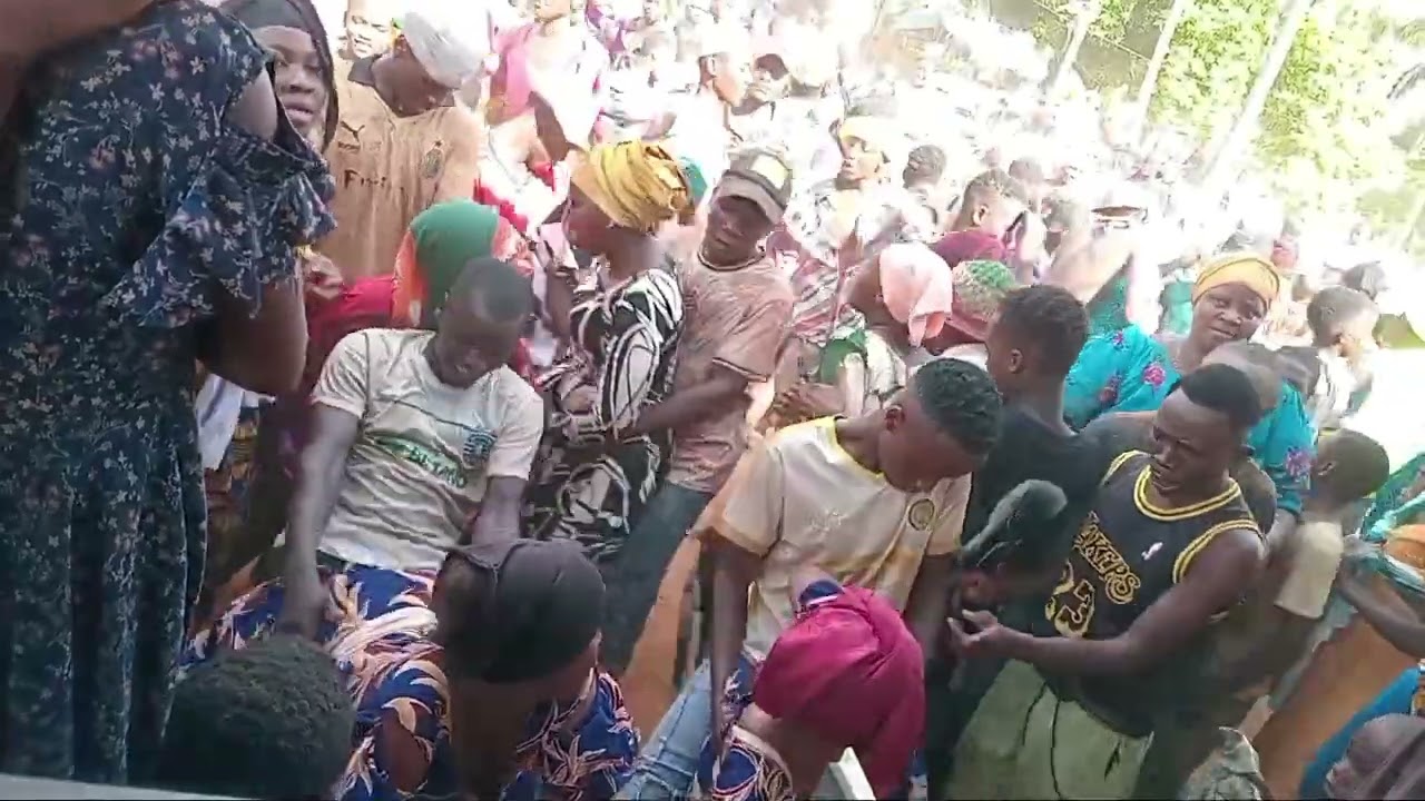 Dj DUKE MIKONO MASHABIKI WAVULISHA NGUO