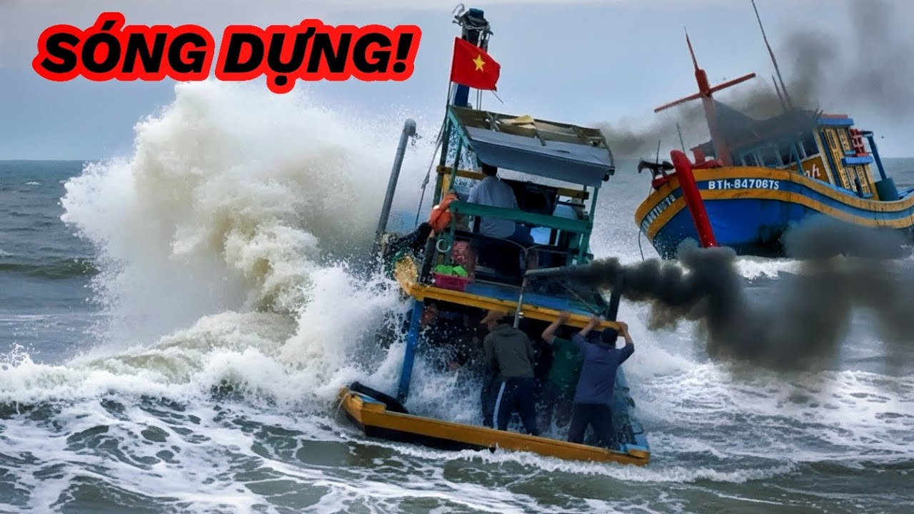 Thót Tim! Mờ Sáng Ghe Ra Cửa Biển La Gi Bị Sóng Đánh Nghiêng Mạnh – May Ngư Dân Bám Kịp!
