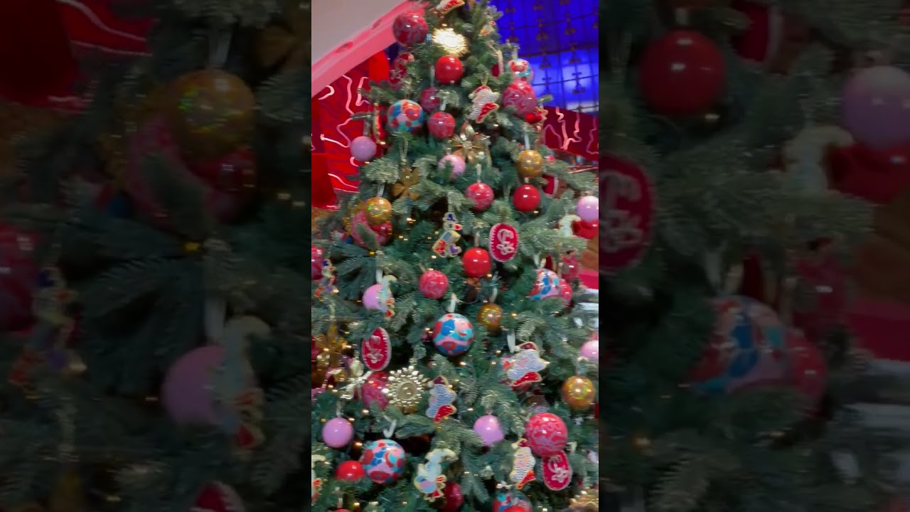 Inauguration deu Sapin de Noël avec Clara Luciani aux galeries Lafayette