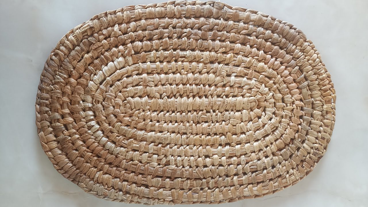 sousplat oval feito com fibra de bananeira.