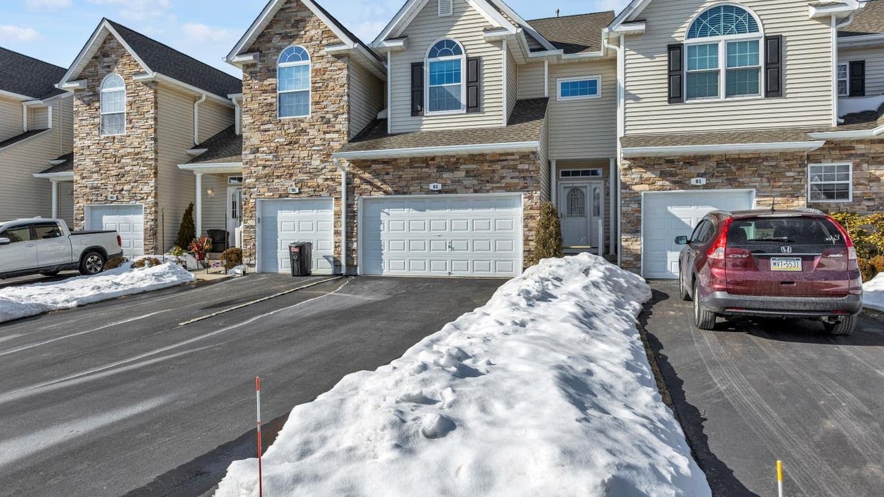 83 Manitou Trail, Kings Park, NY