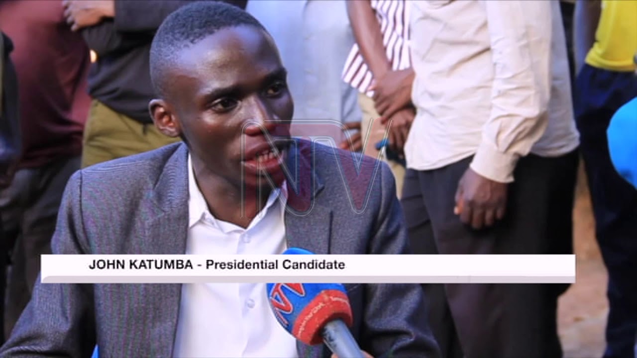 Supporters give Presidential candidate John Katumba money for campaigns