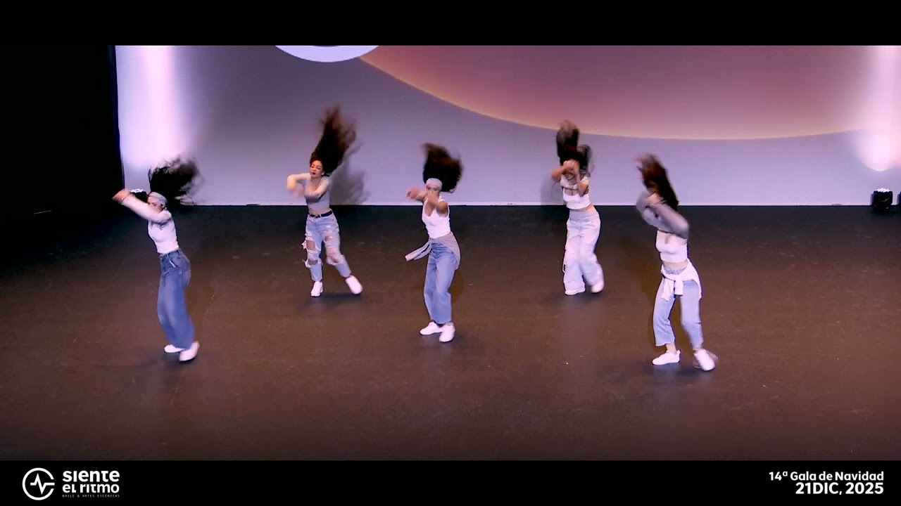 Gala de Navidad 2025 – Siente el Ritmo. Grupo de comercial· Profesora Blanca Gema.