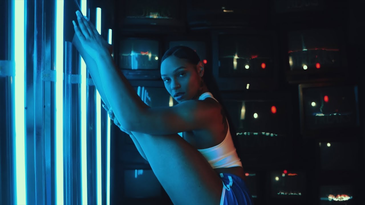 Mafi - I Love Freaks  Feat. Tafari  (Official Video)