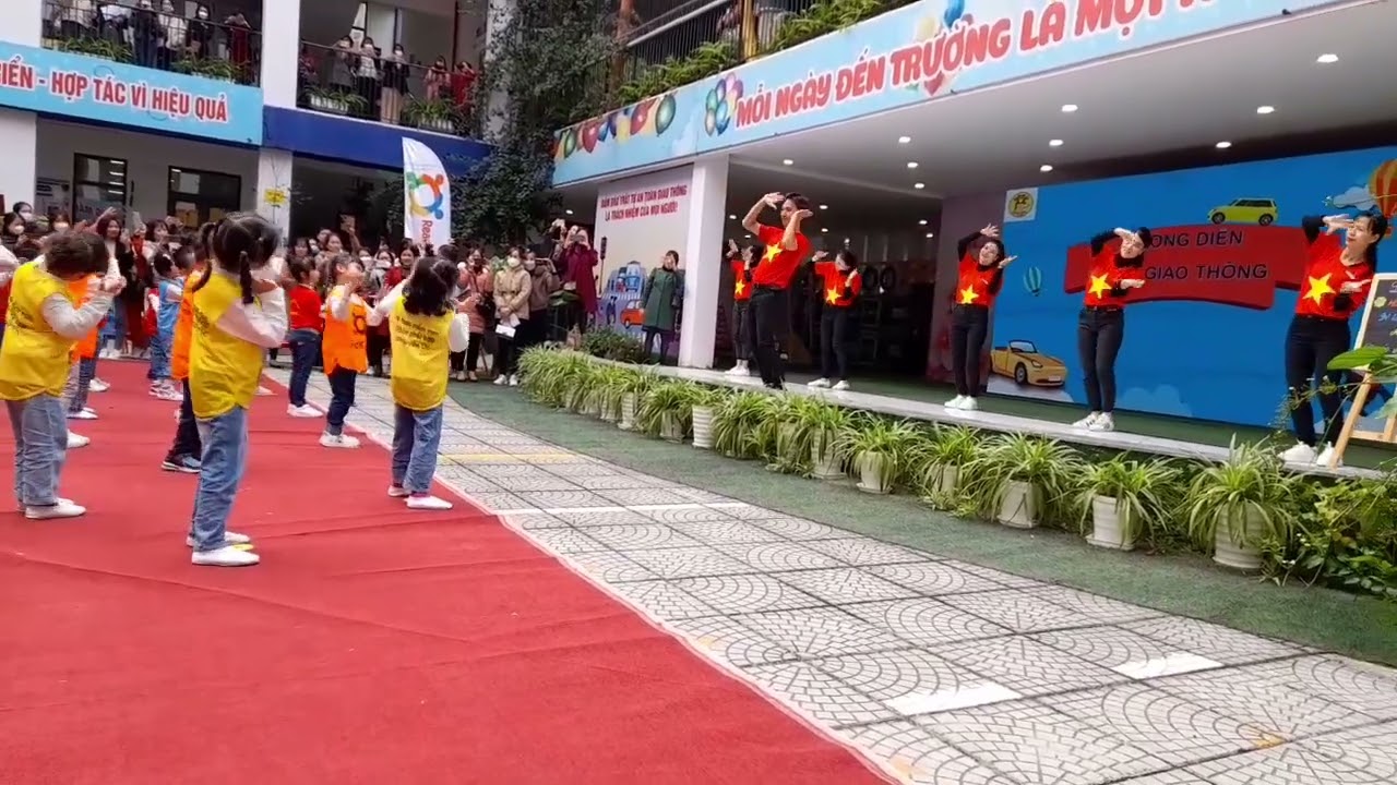 nhảy vui giao thông