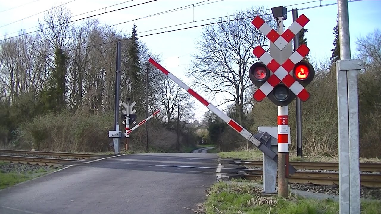 Spoorwegovergang Tournai (B) // Railroad crossing // Passage &agrave; niveau