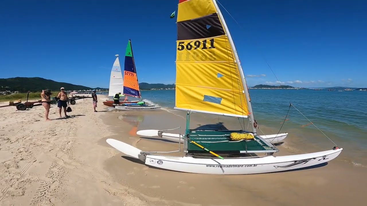 Aprenda a Velejar na pr&aacute;tica em Florian&oacute;polis, Norte da Ilha. Em um Hobie cat 14.
