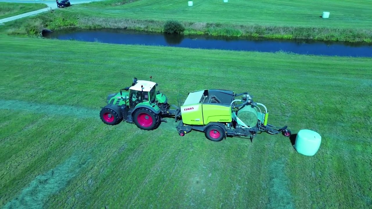 Ronde balen persen en wikkelen met claas pers en fendt dikke trekker Beerta oost Groningen